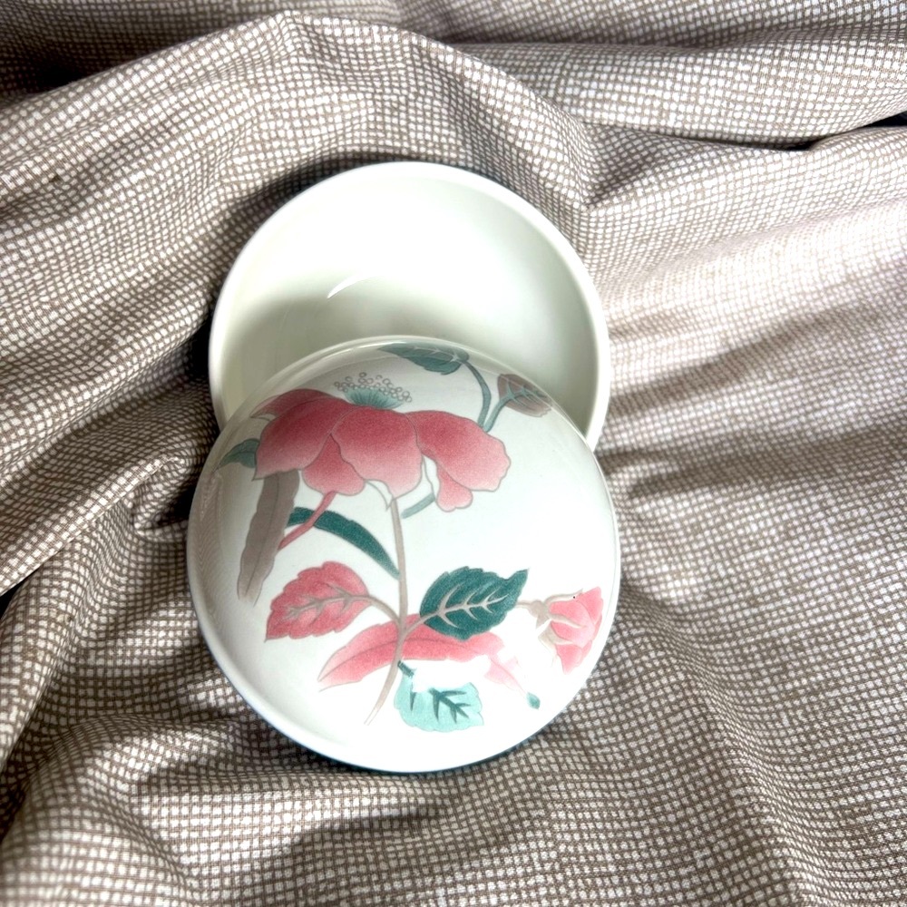 Mikasa Continental Trinket Box in the Silk Flowers Pattern f3003